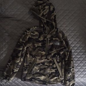 NWOT boys sz S north face camo half zip fleece